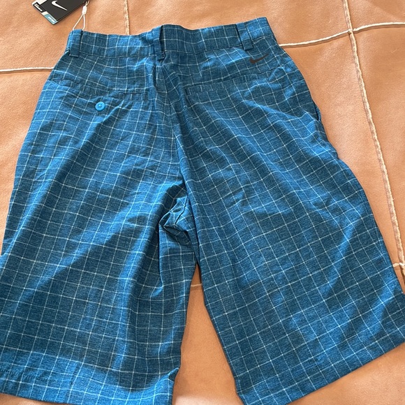 New with tag. Nike golf shorts. Mens 28 or boys Xlarge. - Picture 3 of 4